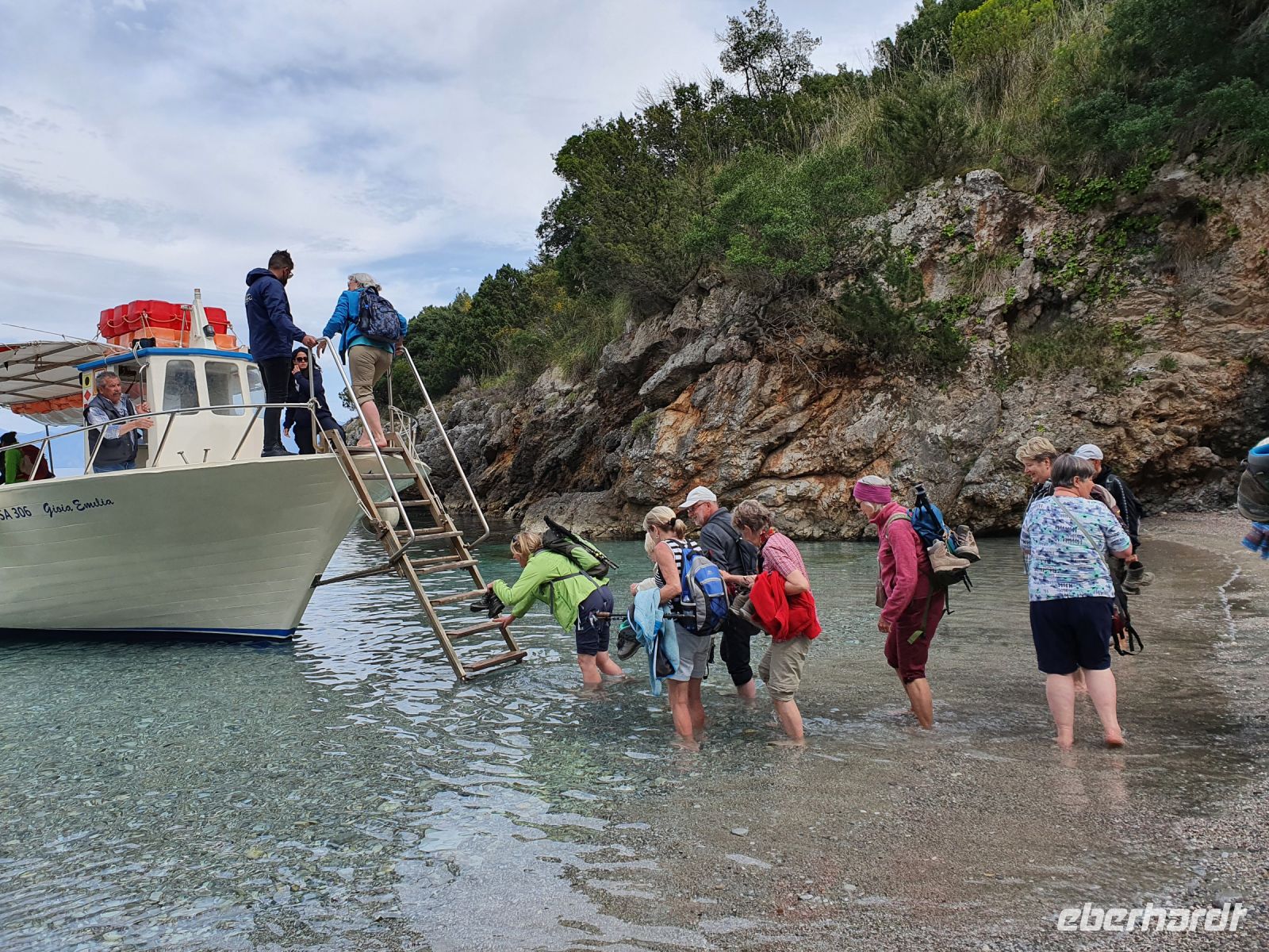 Abholung mit dem Boot in der frischen Bucht