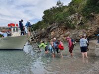 Abholung mit dem Boot in der frischen Bucht