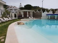 großer Pool im Hotel