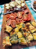 Mittagessen auf dem Marktplatz in Pontone