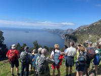 Wir lauschen gespannt den Erzählungen unserer Wanderführerin