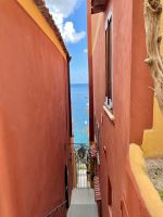 Zwischen vielen Häuserschluchten erblickt man das Meer