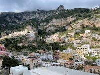 Malerisches Positano inmitten der Felsen