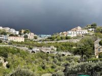 Oben in den Bergen regnet und gewittert es bereits heftig