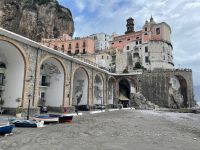 Einzigartige Bogenbrücke von Atrani