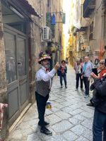 In Neapel wird das Salz (Glück)  auf der Straße verteilt.