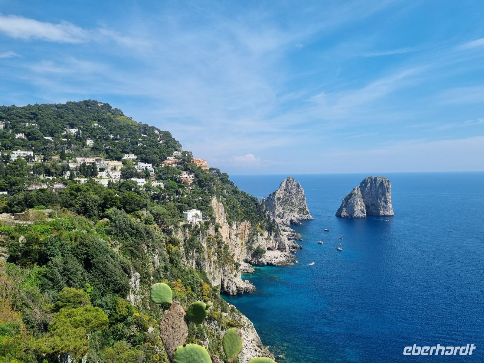 Insel Capri - Ausblick vom Augustusgarten auf die Faraglioni-Felsen...