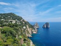 Insel Capri - Ausblick vom Augustusgarten auf die Faraglioni-Felsen...