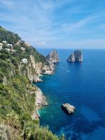 Insel Capri - Ausblick vom Augustusgarten auf die Faraglioni-Felsen...