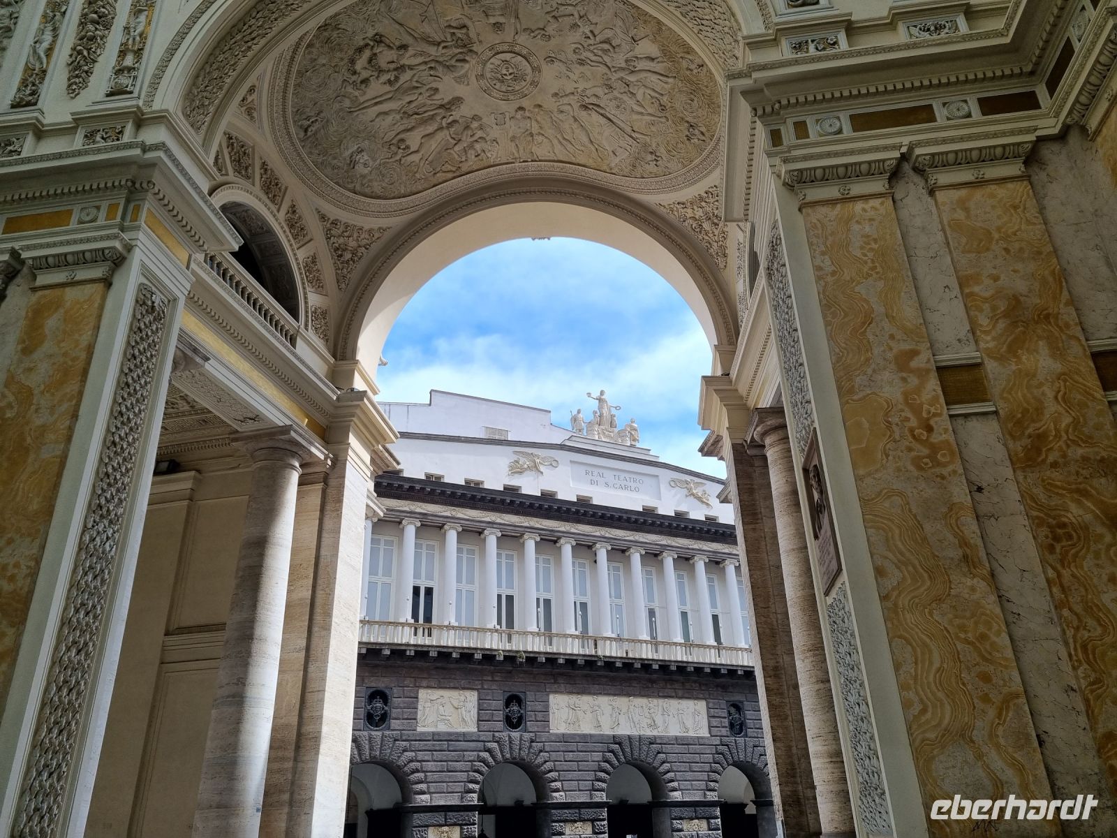 Neapel - Galleria Umberto I mit Blick zum Teatro San Carlo