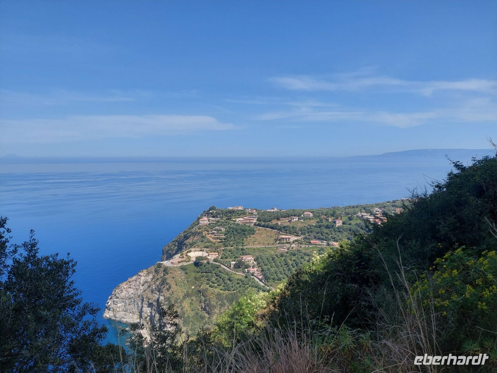 Blick zu den Äolischen Inseln mit Stromboli