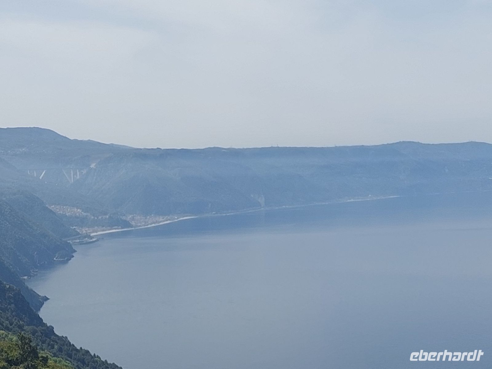 Blick nach Messina in Richtung Sizilien