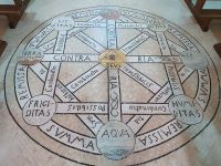 Apulien, Gargano, Vieste, Bodenmosaik in der Franziskaner KircheFr