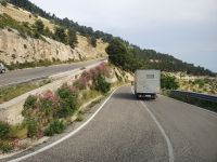 Serpentinen hinunter an die Küste