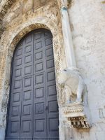 Apilien, Bari, Eingangstor zur Kirche San Nicola, bewacht von Stieren ohne Hörnern