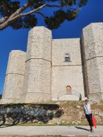 Apulien, Castel del Monte mit Reisebegleitung Ria