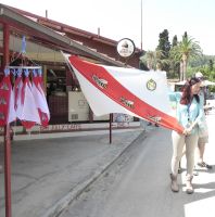 Guide Jo erklärt die Flagge Elbas