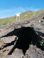 Am Eingang vom unterirdischen Lavatunnel