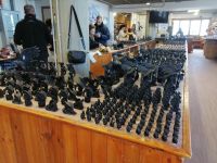 Ein Verkaufsstand an der Seilbahn: Souvenire aus Obsidian (Vulkanglas)