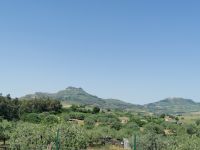 unser Ziel heute ist: die Stadt Enna - der Nabel Siziliens (links im Bild)