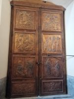 eine große Holztür in der Kathedrale Duomo di Enna