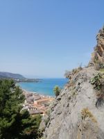 der Aufstieg geht über die Steinstufen, mit schönem Blick Richtung Meer