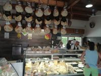 Schnelleinkauf im Dorfladen vor der Wanderung