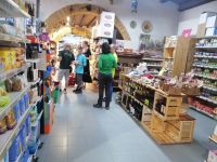 Schnelleinkauf im Dorfladen vor der Wanderung