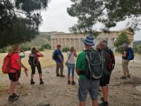 Im Schatten der Bäume hören wir uns die Tempel-Geschichte an
