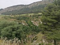 tiefe Schlucht hinter dem Tempel