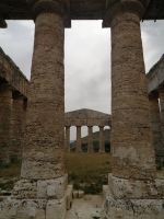 Der Tempel weist einen peripteralen-Plan mit 6 auf 14 Säulen bei einer Grundfläche von 21 m × 56 m auf.