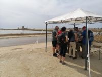 ein Händler verkauft verschiedene Salze