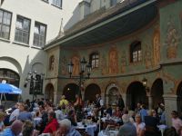 im Innenhof der Augustiner Bierhalle