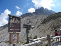 Nun geht es ein Stück entlang des Zinnen-Rundweges