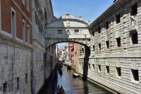Venedig - Seufzer Brücke - der letzte Blick in die Freiheit nach der Verurteilung im Justizpalast (links) zum Gang in die berüchtigten Bleikammern