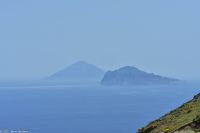 Äolische Inseln - Insel Lipari - Aussichtspunkt Quattropani - Blick hinüber Stromboli (Hintergrund) und Panarea