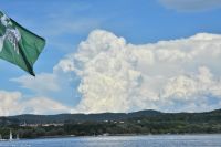 Ein kräftiges Gewitter baut sich über dem Lago Maggiore auf, das uns aber erst zum geschützten Abendessen erreicht