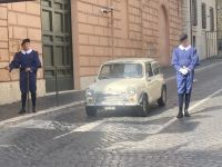 kleiner FIAT mit großen Gardisten