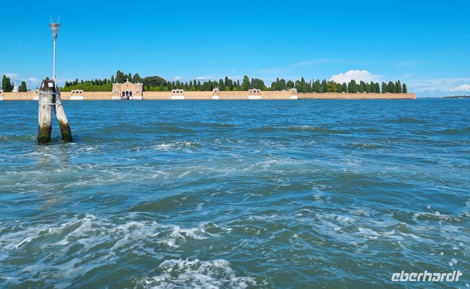 Schifffahrt vom Flughafen in die Innenstadt... (Friedhof-Insel)