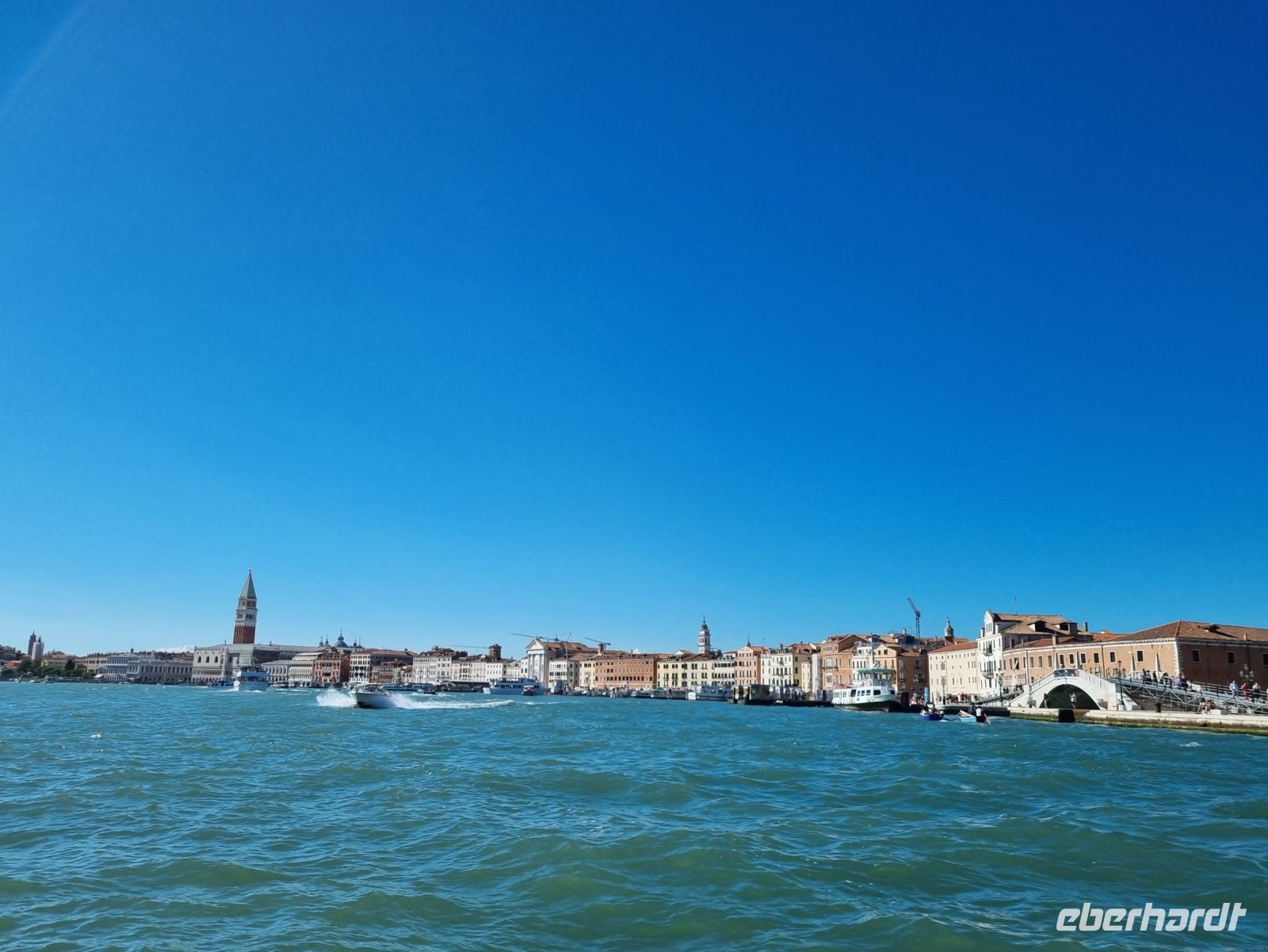 Schifffahrt vom Flughafen in die Innenstadt... 