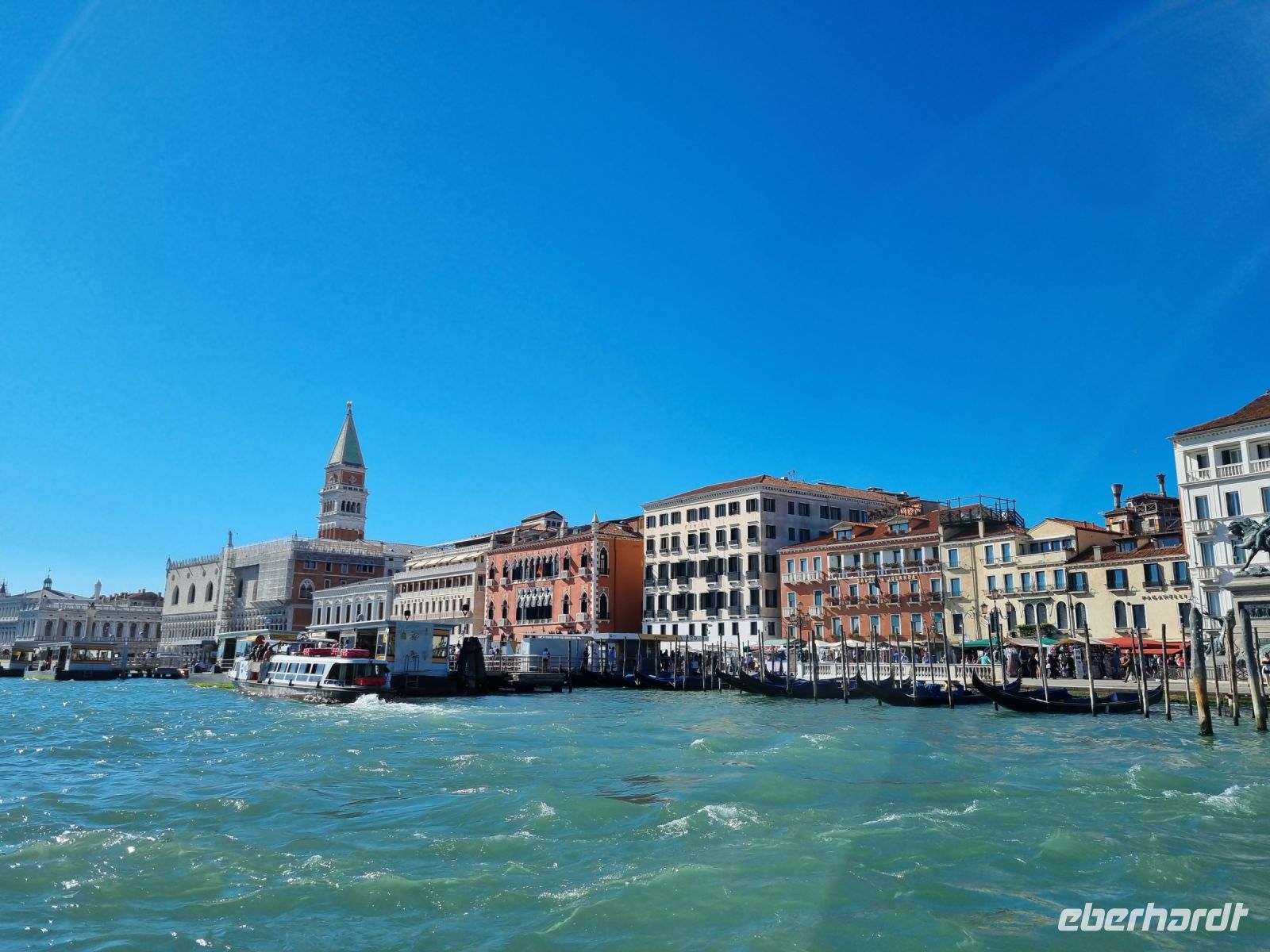 Schifffahrt vom Flughafen in die Innenstadt... 