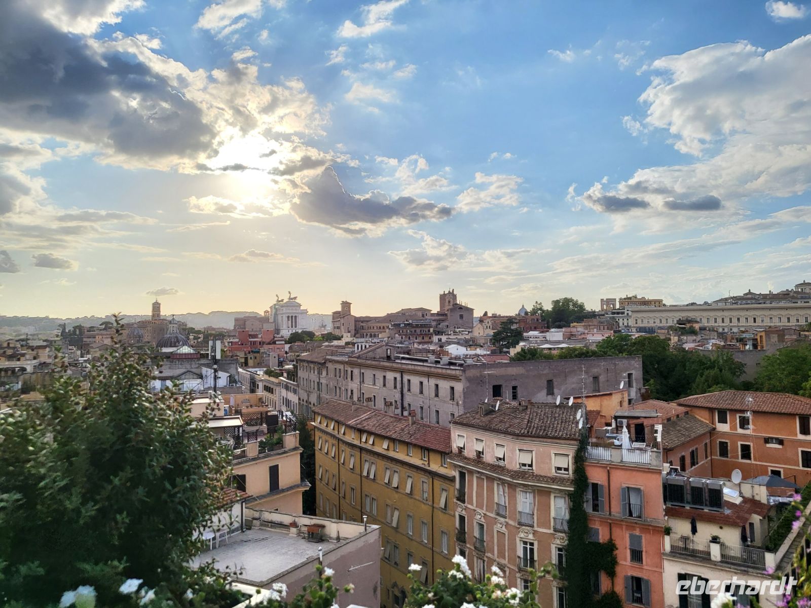 Blick von der Dachterrasse des Hotels