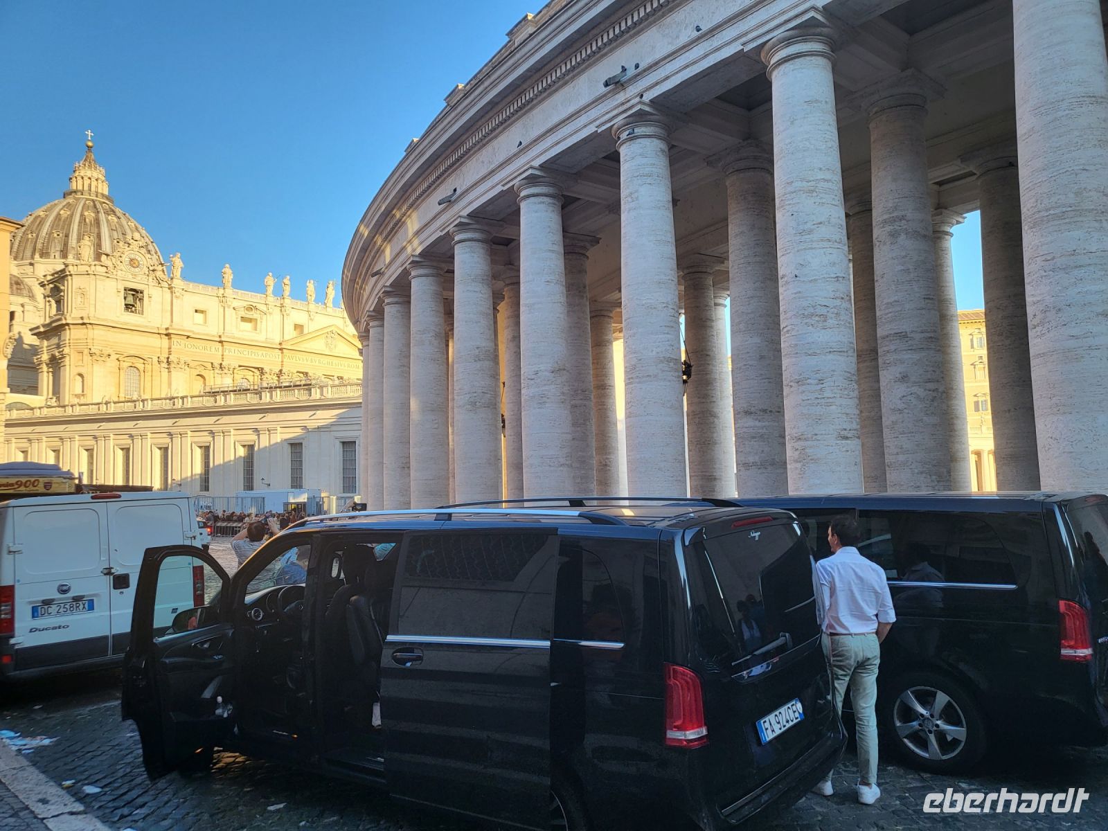 Ankunft mit unseren Vans am Petersplatz