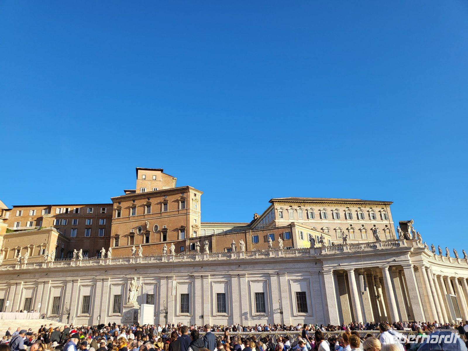 Menschen versammeln sich zur Generalaudienz