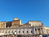 Menschen versammeln sich zur Generalaudienz