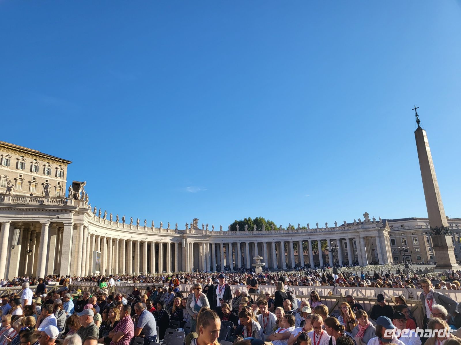 Petersplatz mit Gästen und Gläubigen aus der ganzen Welt