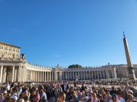 Petersplatz mit Gästen und Gläubigen aus der ganzen Welt