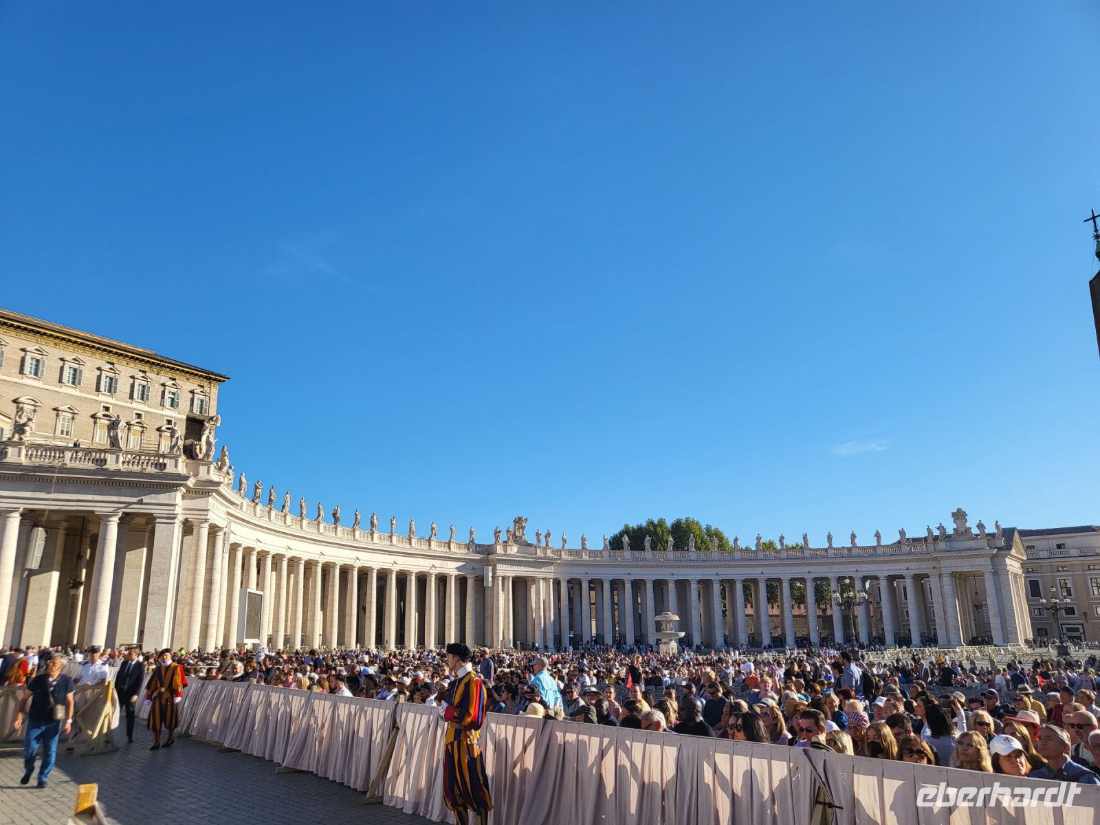 Schweizer Garde bewacht auch die Wege auf dem Petersplatz