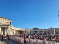 Schweizer Garde bewacht auch die Wege auf dem Petersplatz
