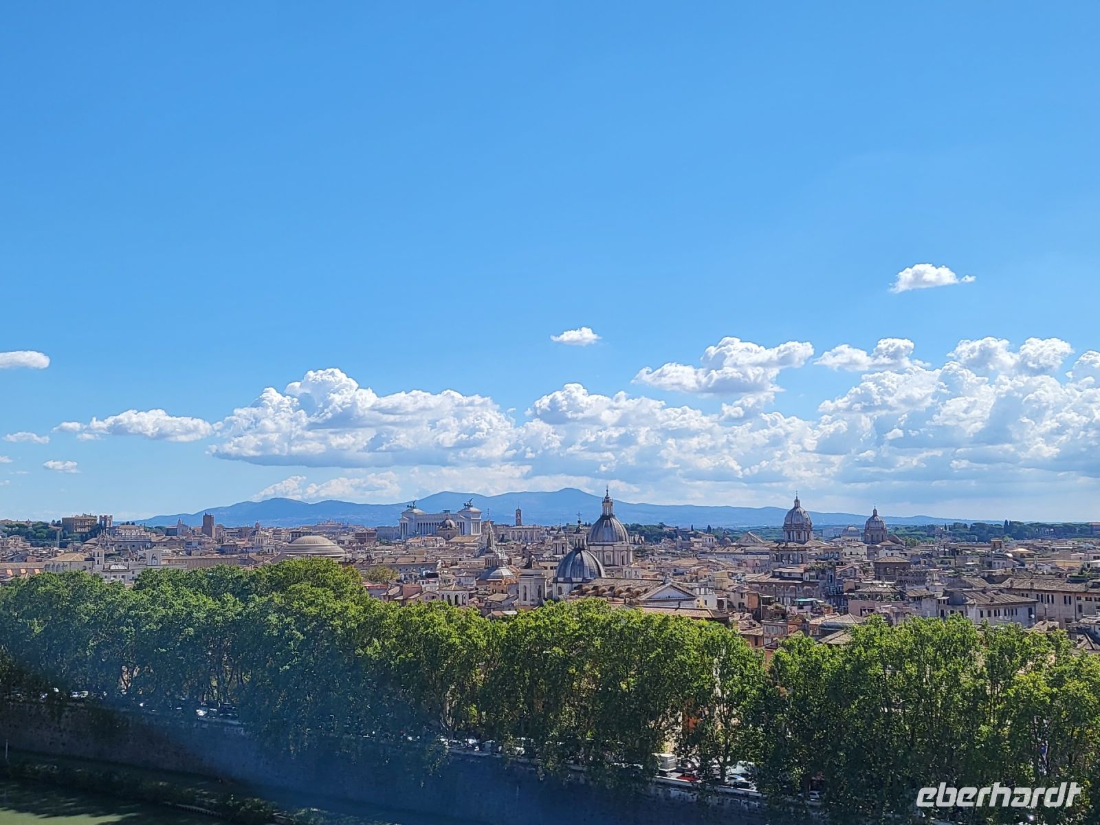 Blick über Rom, im Hintergrund die Albaner Berge